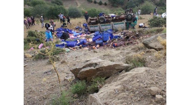 Tarım işçilerini taşıyan kamyon uçuruma yuvarlandı: 1 ölü, 6 yaralı