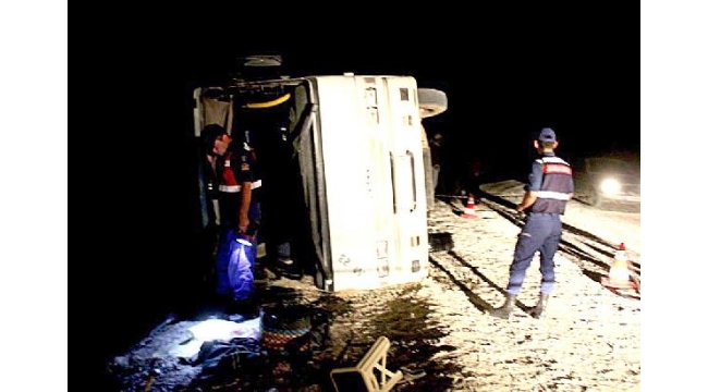 Üzüm işçilerini taşıyan otobüs devrildi: 32 yaralı