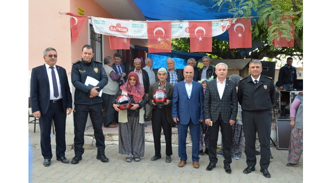 Güvenlik toplantısında mahallelilere kask dağıtıldı