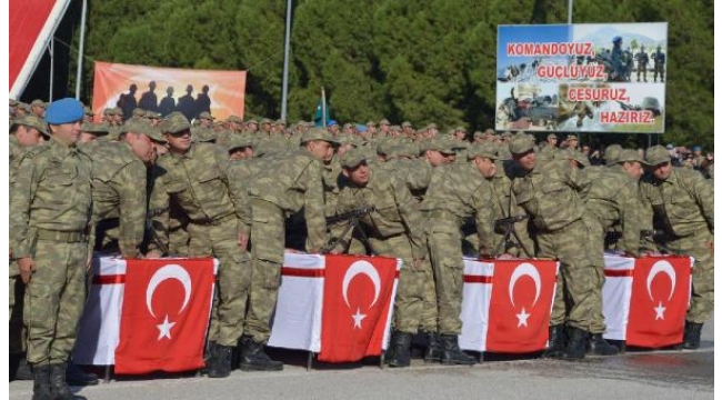 Manisa'da bedelli askerler önce yemin etti sonra da terhis oldu