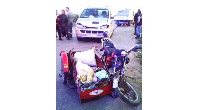 Minibüs ile motosiklet çarpıştı: 2 yaralı