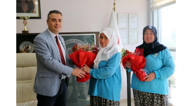 Sağlık merkezinin kirlenmemesi için galoş takıp içeri girdiler