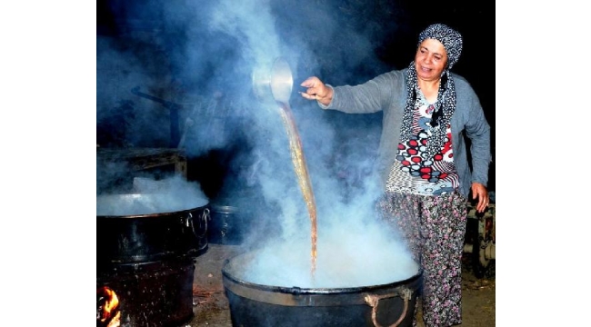 Sultaniye üzümünden pekmez yapımına başlandı