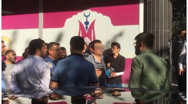 Yolda takip ettiği kadını görüntüledi, linçten polis kurtardı