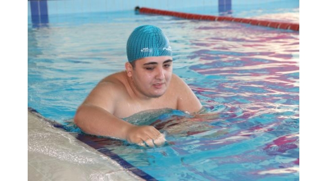 Yüzme sporu otizmli gencin hayatını değiştirdi
