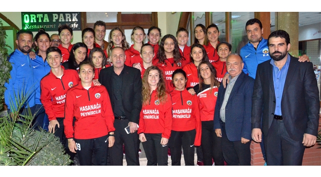 Belediyespor kadın futbolcuları moral yemeğinde buluştu