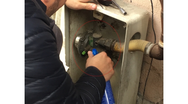 Sokakta doğal gaz sızıntısı korkuttu