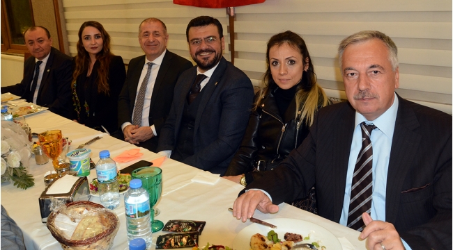 İYİ Parti’li Özdağ ve ilçe başkanları Köfteci Ramiz’de buluştu