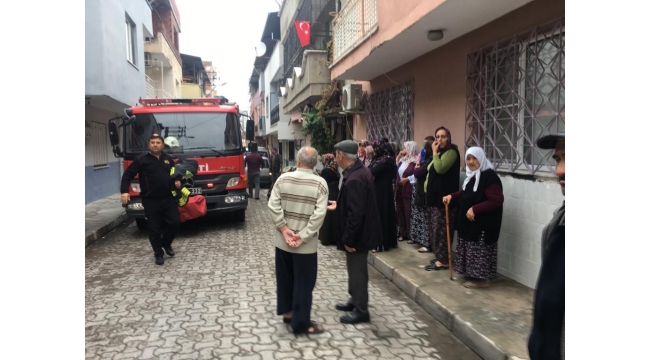 Merdiven boşluğunda çıkan yangın korkuttu