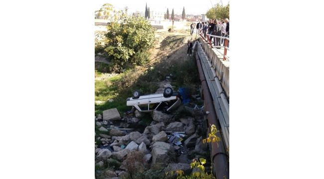 Otomobil Irlamaz Çayı'na uçtu, burnu bile kanamadı
