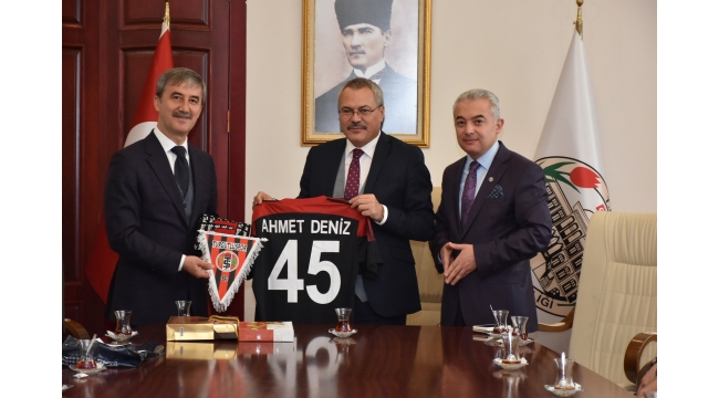 Turgutlu protokolünden yeni Vali Deniz’e ziyaret