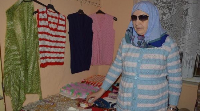5 yaşında görme yetisini kaybetti, örgü örerek hayata bağlandı