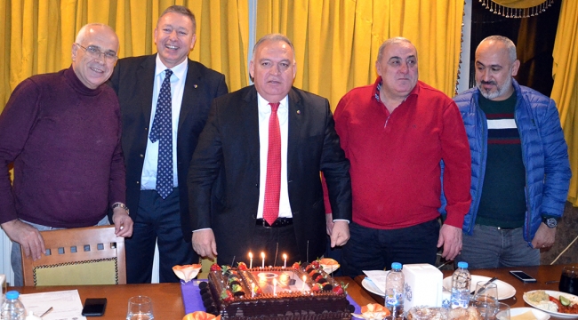 Başkan Aydın'a mecliste doğum günü sürprizi