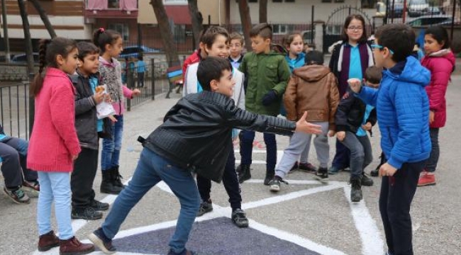 Çocuklar, eski sokak oyunlarını okulda öğreniyor