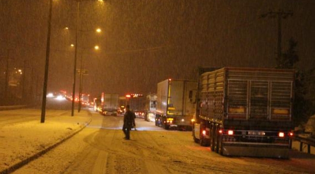 Kar yağışı nedeniyle karayolu 2 saat trafiğe kapalı kaldı