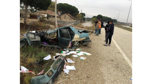 Otomobil aydınlatma direğine çarptı, sürücü öldü