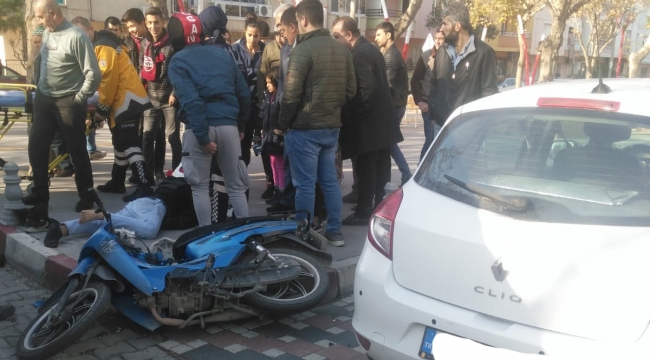 Otomobilin çarptığı motosiklet sürücüsü yaralandı