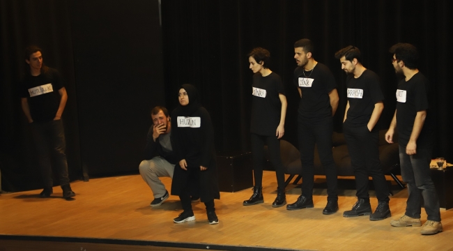 Oyuncak bağışıyla tiyatroyu izleyenler çocukların yüzünü güldürdü