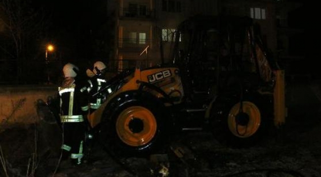 Park halindeki iş makinesi yandı