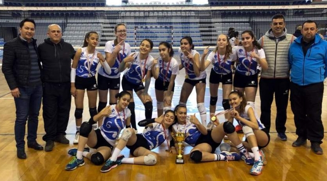 Şadi Turgutlu yıldız kızlar voleybolda Manisa'nın zirvesinde
