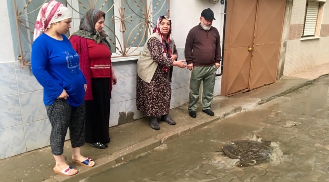 Turgutlu'da rögarlar tıkandı, evleri su bastı