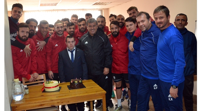 Turgutluspor’a gönülden bağlı Ümit’e pastalı kutlama