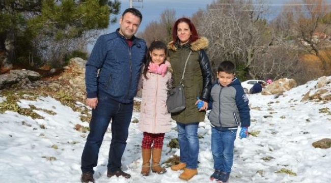Çocuklara karne hediyesi Spil'de kar keyfi