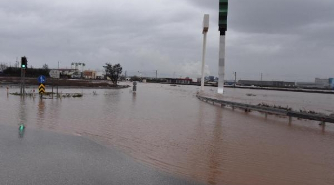 Dere taştı; İstanbul-İzmir yolu su altında kaldı