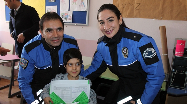Emniyet Müdürü Parıldar engelli öğrencilere karne dağıttı