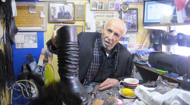 Ethem Usta 72 yıldır ayakkabıcılığı icra ediyor