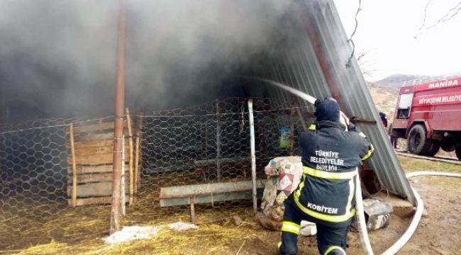 Kömür sobasından sıçrayan kıvılcım evi yaktı