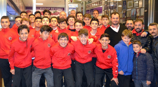 Şampiyon adayı Turgutluspor U15 takımına futbolseverden galibiyet yemeği