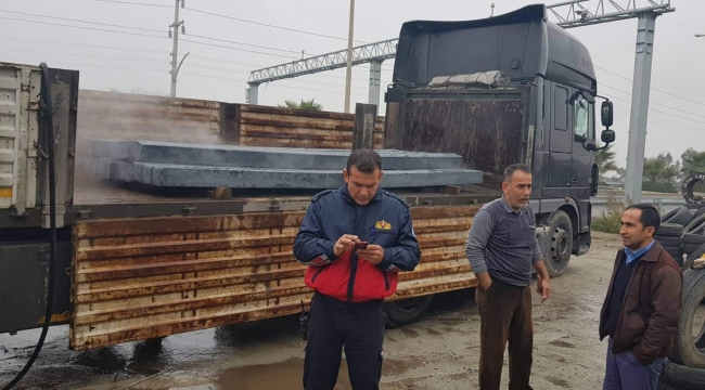 Sıcak demir yüklü TIR yandı