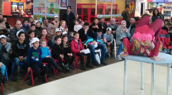 Turgutlu'da sirk gösterisi büyük ilgi gördü