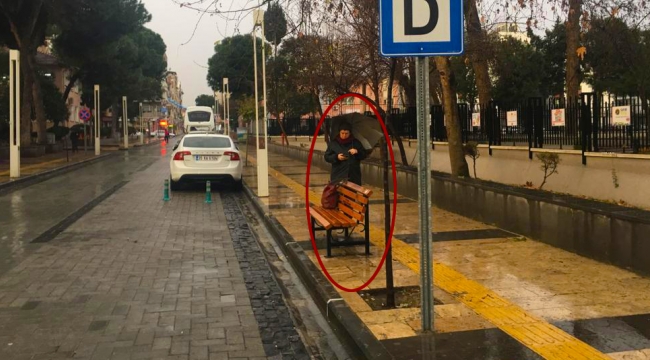 Vatandaş duraklarda ıslanıyor