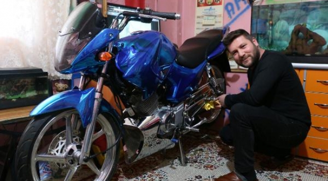Modifiye motosikletini evinin salonuna park ediyor