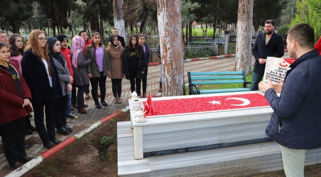 Öğrencilerden Sevgililer Gününde şehitlik ziyareti