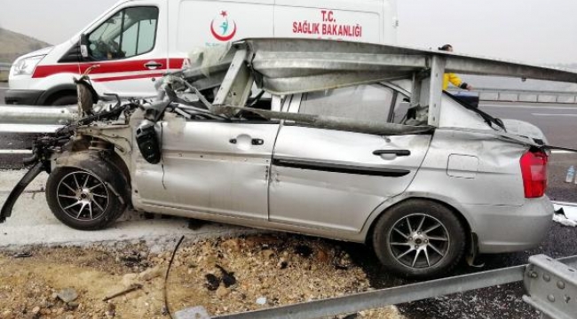 Otomobil bariyere çarptı; sürücü, eşi ve kızı yaralandı