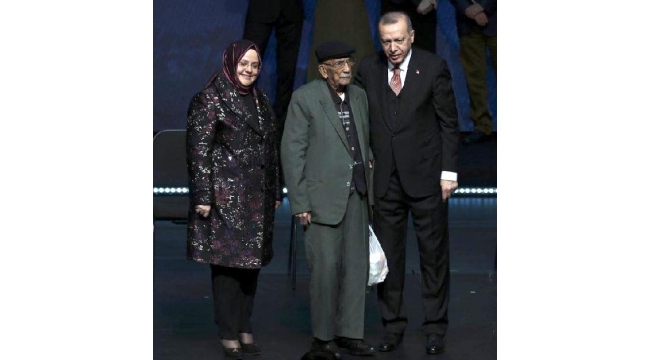 105'lik Bektaş dededen Cumhurbaşkanı Erdoğan'a Manisa üzümü