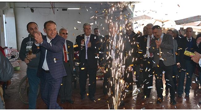 Çetin Akın'ı havai fişekler yakarak karşıladılar