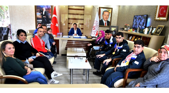 Engelli şampiyon yüzücüler müdür makamında ağırlandı