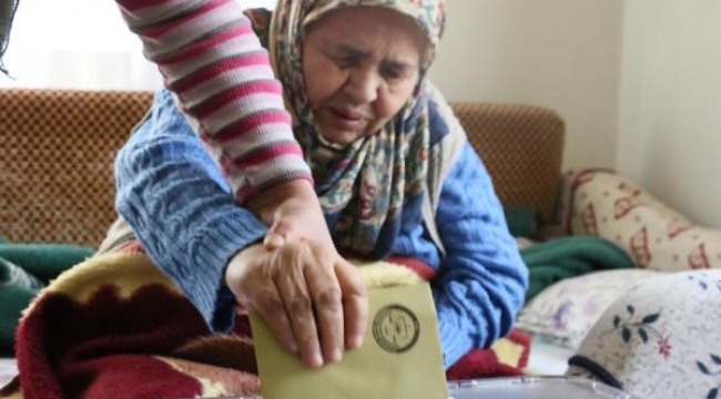 Oyunu seyyar sandıkta oy kullandı