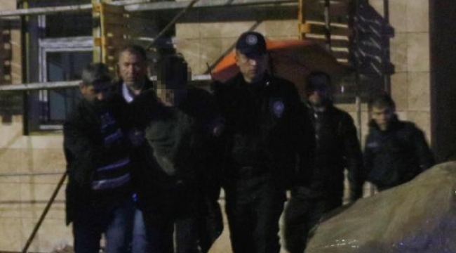 İntihardan vazgeçirildi, 3 kişiyi bıçakladı