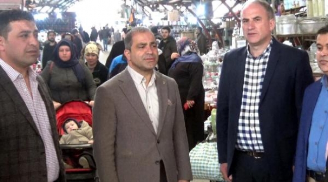 Pazar yerinde birden İstiklal Marşı çalındı