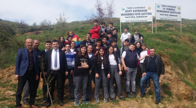 Şadi Turgutlu Ortaokulu öğrencilerinden fidan dikimi
