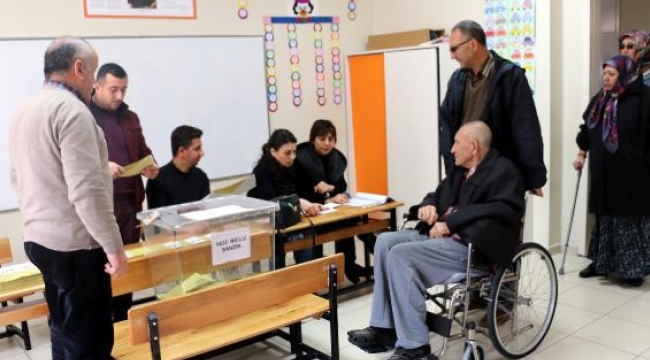 Vatandaşlar, sandık başlarında kuyruk oluşturdu