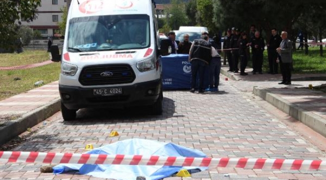 Ayrıldığı kız arkadaşı ile onun annesini öldürüp, intihar etti