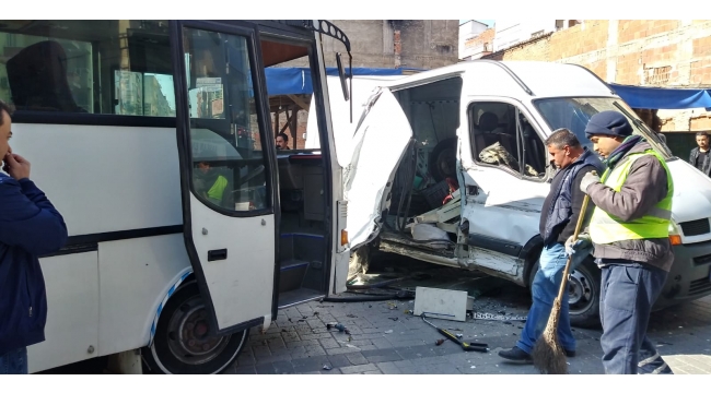 İşçi servisi ile minibüs çarpıştı: 1 yaralı