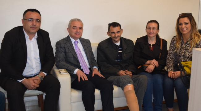 Protez bacağına kavuşan İrfan Doğan, teşekkür için ilk olarak Kaymakamlığa yürüdü