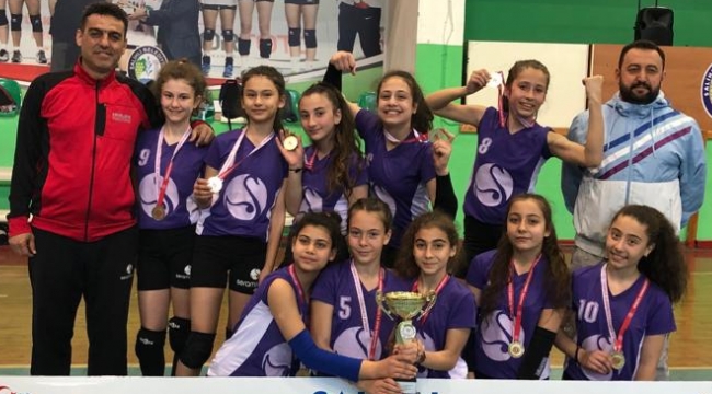 Şadi Turgutlu Ortaokulu küçük kızlar voleybolda Manisa şampiyonu